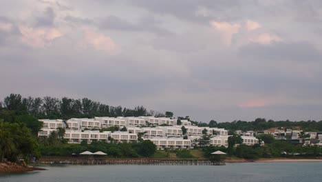 Villa-Junto-Al-Mar-Al-Atardecer,-Que-Ofrece-Un-Ambiente-Tranquilo-Y-Lujoso