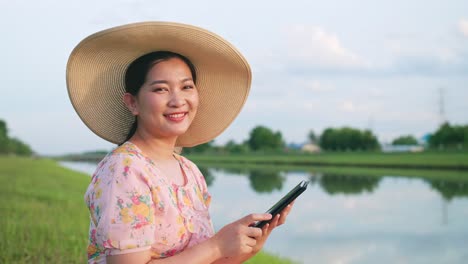 Mujer-Adulta-Sentada-En-El-Césped-Usando-Tecnología-Portátil