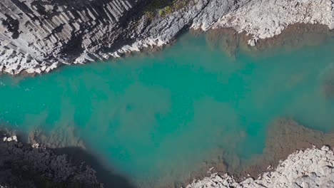 hermoso río de agua turquesa en islandia, popular cañón stuðlagil, antena