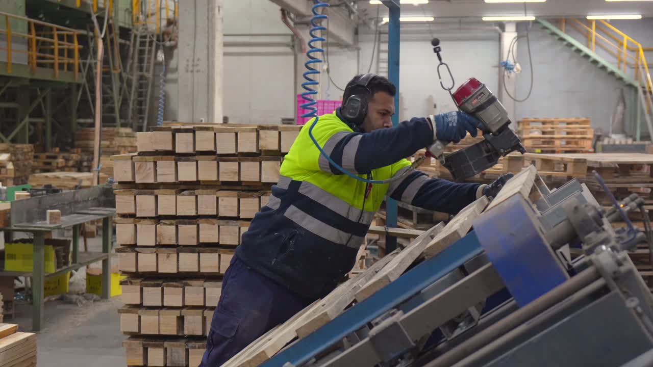 Obrero montando palés en una fábrica