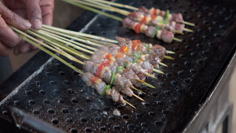 Cámara-Lenta:-Hacer-Brochetas-De-Barbacoa