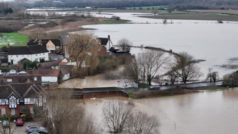 Puente-De-Carretera-Río-Roding-Abridge-Reino-Unido-Río-Inundado-Roding-Tirar-Hacia-Atrás-Drone-Aéreo-Revelación-Inversa