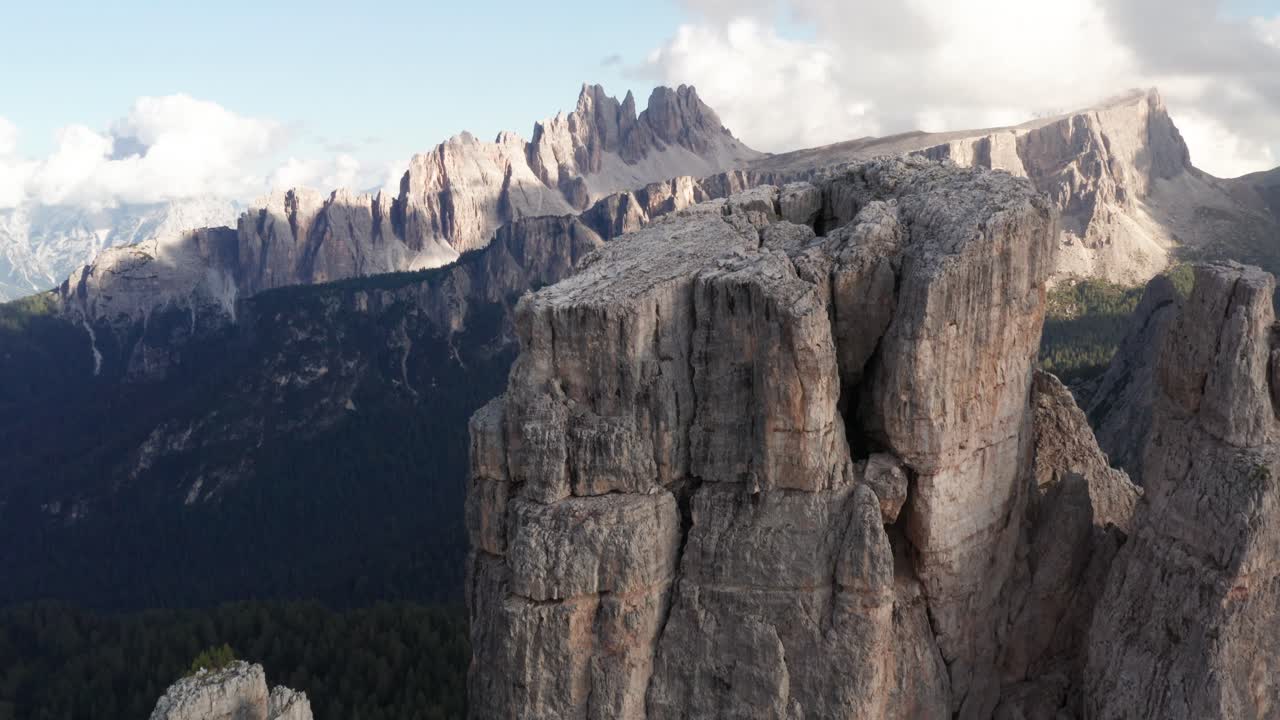 vista aérea moviéndose sobre las torres de cinque torri, revelando la majestuosa cordillera croda da lago en los dolomitas, italia