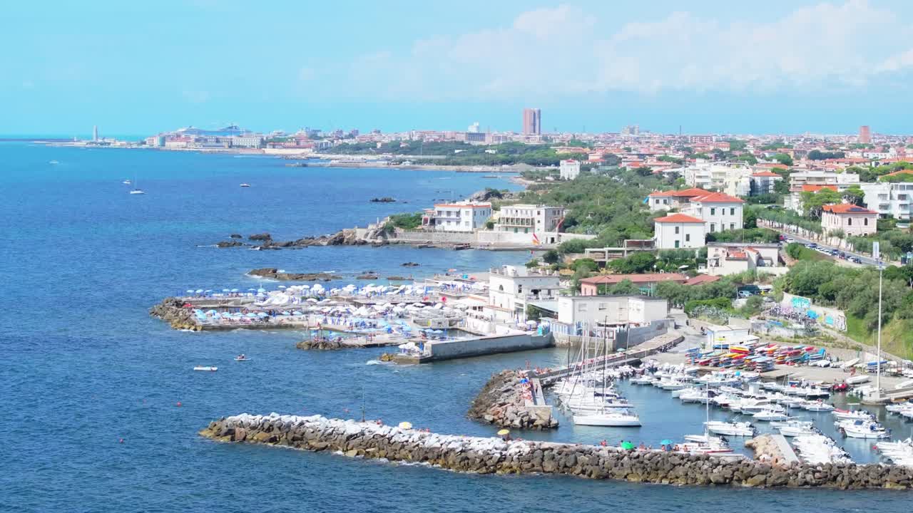 İtalya'nın güney Livorno'sundaki yat kulübünden, sahil şeridi boyunca Livorno'nun merkezindeki sanayi limanına doğru yavaş yükselen bir havadan çekim.