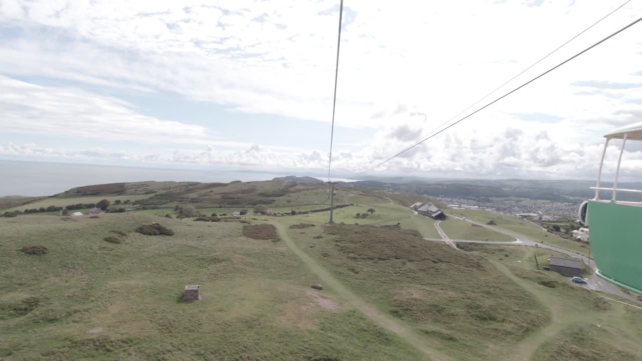 다채로운 녹색 케이블카 곤돌라 관광 관광 교통 산 계곡 언덕 아래로 향하고