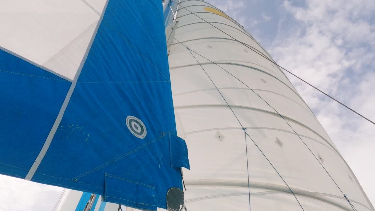 흐린 여름 하늘에 대한 돛, 전체 돛을 부는 바람, 낮은 각도, 휴대용