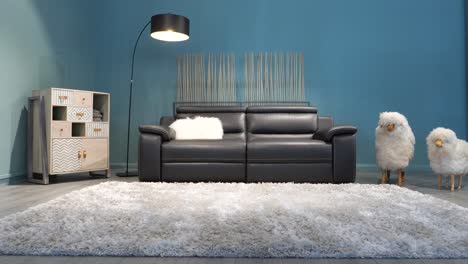 disparo estático de una configuración básica moderna de la sala de estar en una tienda de muebles