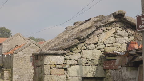 Neigungsschuss-Eines-Gemeinschaftsofens-In-Einem-Ländlichen-Dorf-Auf-Einem-Hügel-Friaes-Tras-os-montes-Portugal