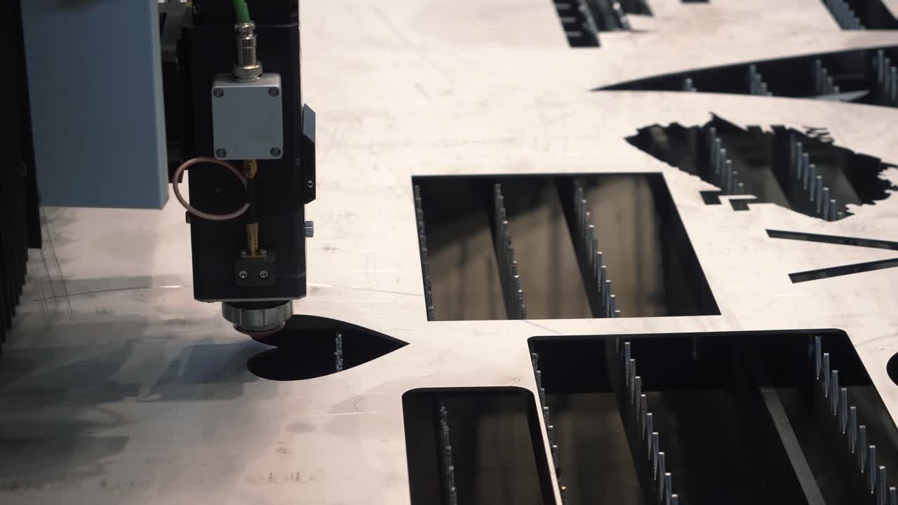 macchina di taglio laser in azione