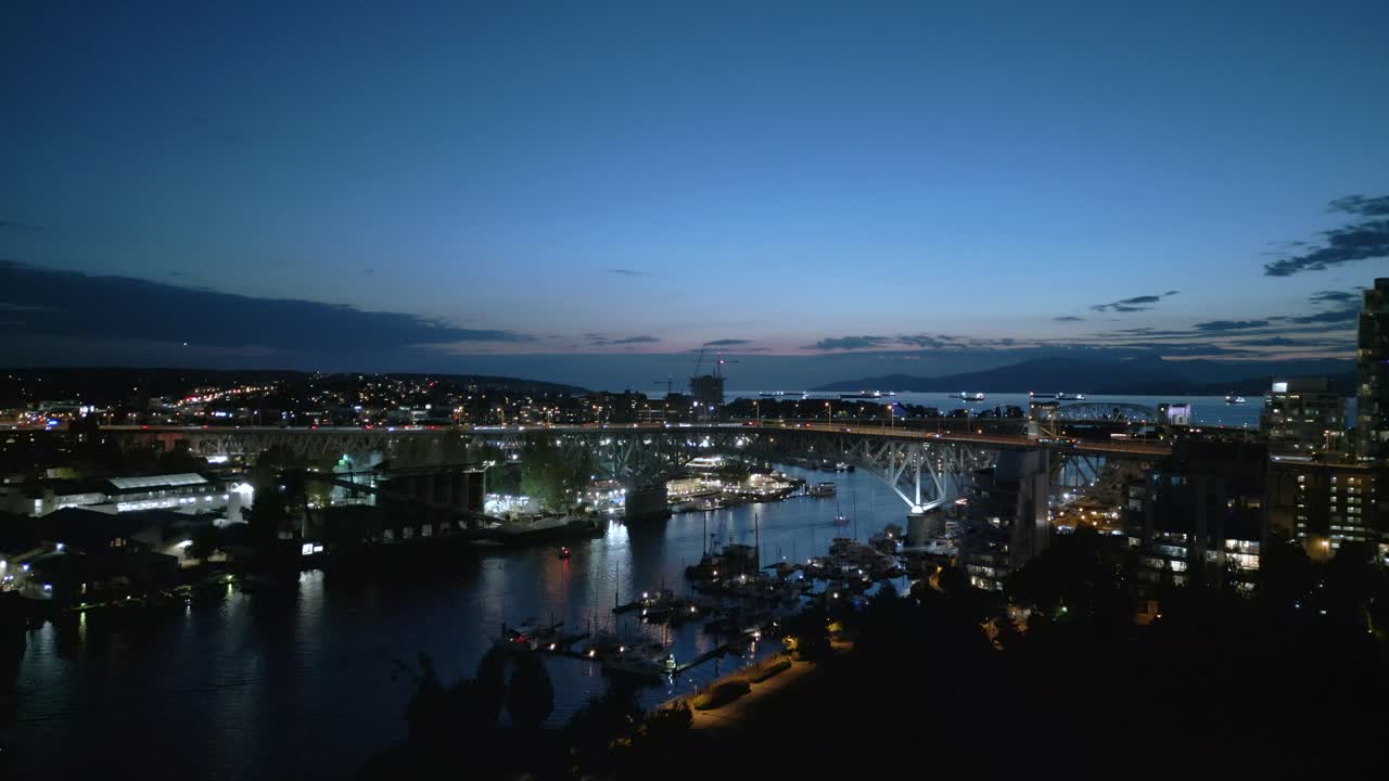 밤에 그랜빌 다리의 아름다운 드론