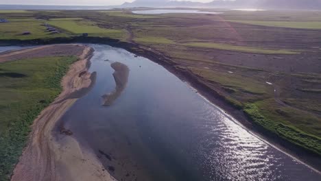 Luftaufnahmen-Eines-Flusses-Im-Sonnigen-Sommer-Auf-Der-Halbinsel-Snaefellsness,-Island