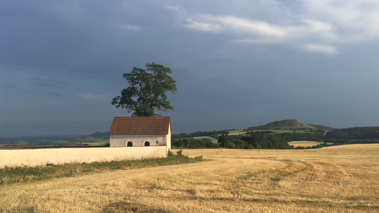 메루니체 마을의  사이에 있는 묘지.
