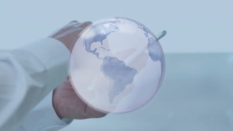 animación del globo gris sobre las manos de un hombre de negocios que usa un teléfono inteligente