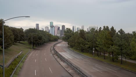 Houston-Texas-Por-Buffalo-Bayou-4k-Video,-Toma-De-Memorial-Parkway