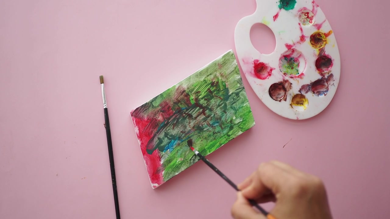 Artista che dipinge arte astratta su piccola tela
