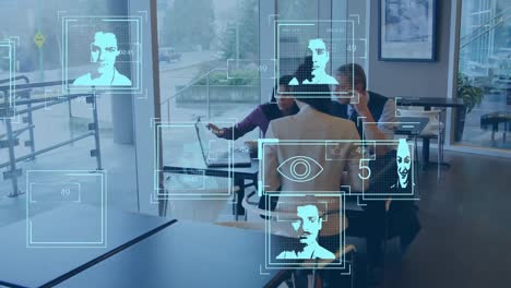 animación de retratos digitales de personas e iconos sobre diversos compañeros de trabajo discutiendo informes.