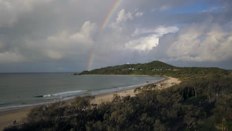 Regenbogen-Sommer-Australien-Bryon-Bucht-Mit-Leuchtturm-Schwenken-Filmisch-Vorwärts-Schön-Atemberaubende-Drohne-Erschossen-Ozeanische-Szene-Vorwärts-Wellen-Strand-Von-Taylor-Brant-Film