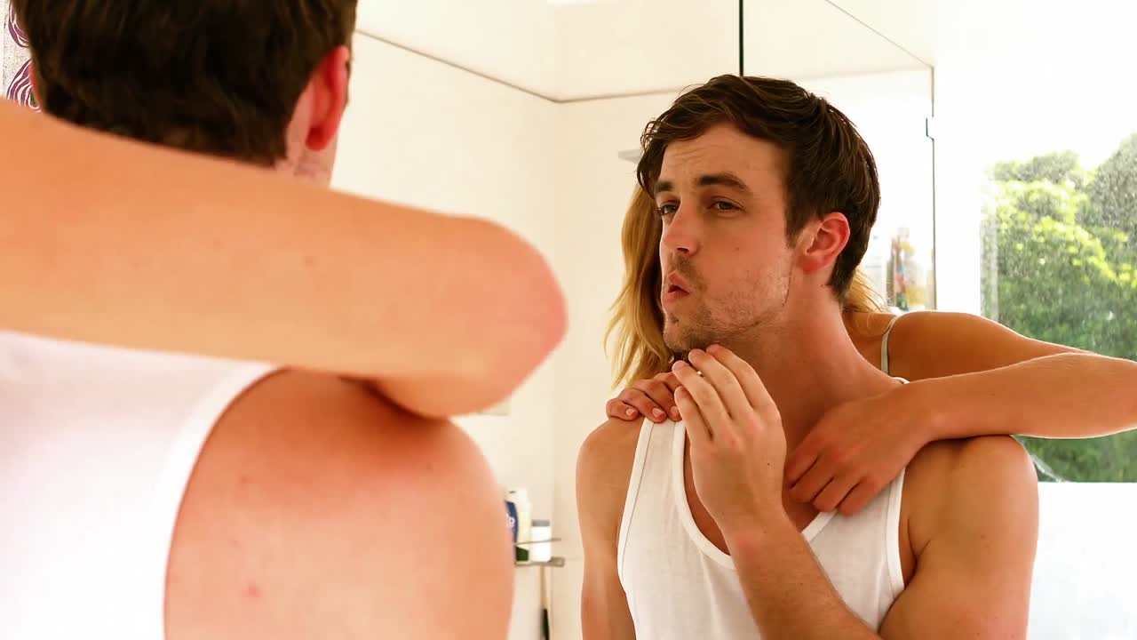 집에서 포옹하는 행복 한 커플