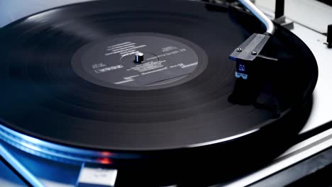 tocadiscos de vinilo con luz azul