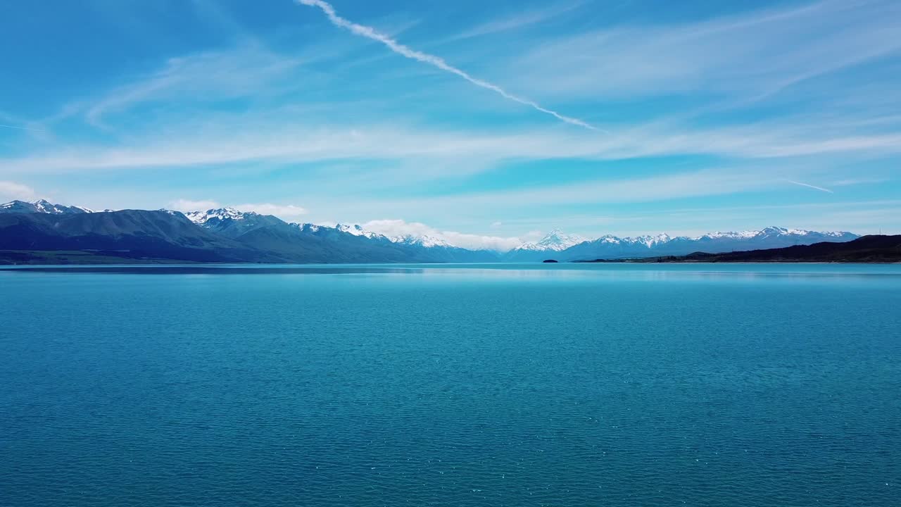 elegancia alpina: mount cook preside un lago sereno en un cautivador material de archivo