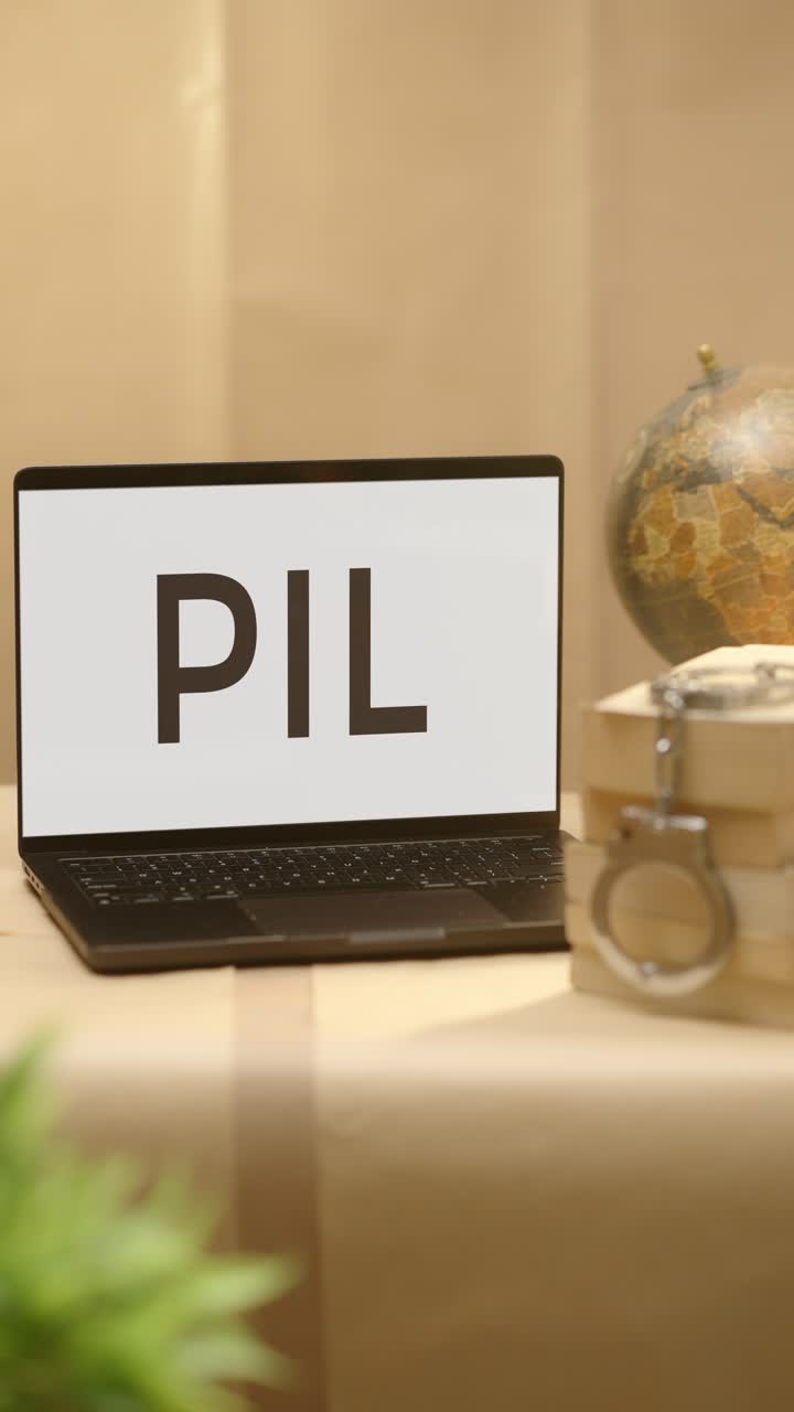 Video verticale di PIL visualizzato su schermo di laptop in ambito legale.
