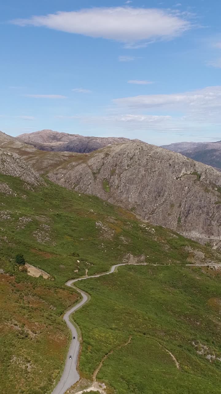 Bellissime montagne verdi - Video verticale.