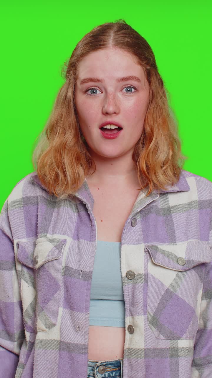 mujer asombrada sorpresa mirando a la cámara con ojos grandes conmocionada por la victoria repentina wow emoción