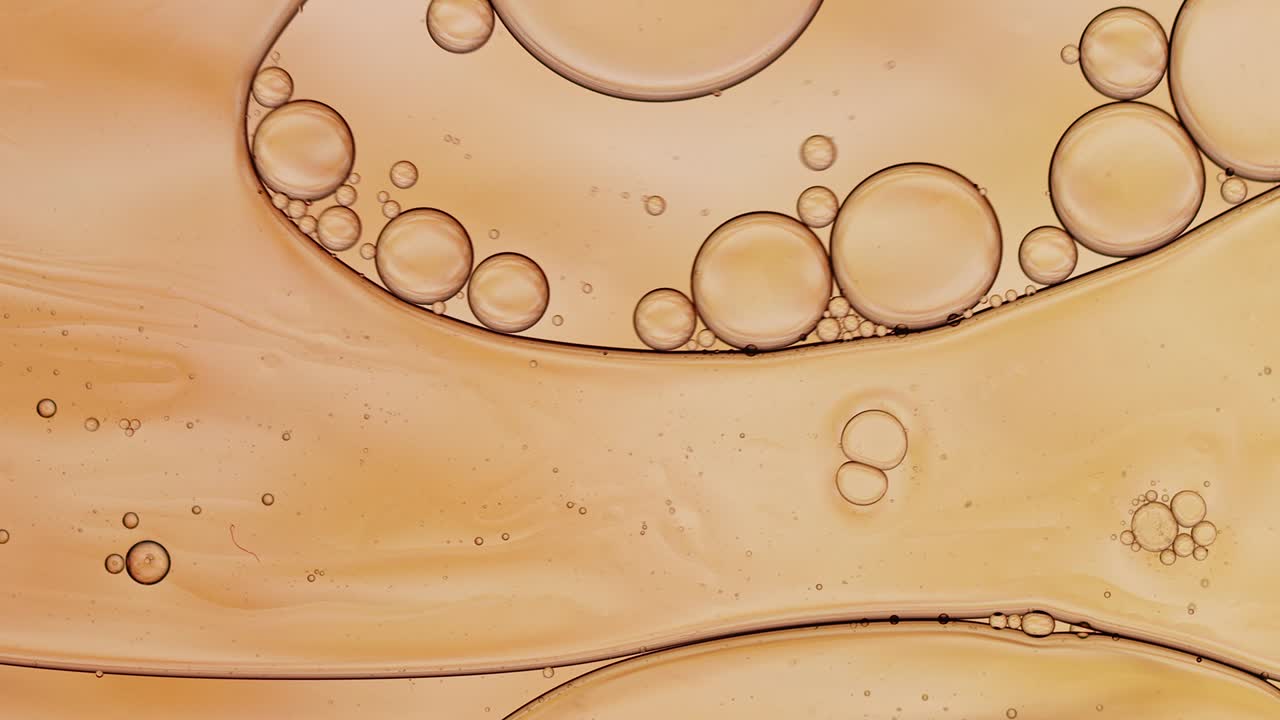 추상적인 다채로운 음식 기름 방울 거품과 구가 흐르고