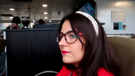 cierre en cámara lenta del retrato de una hermosa joven caucásica morena que navega en ferry