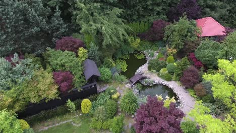 Hermosos-Jardines-Japoneses-Durante-El-Verano-En-Polonia,-Capturados-En-Una-Toma-Dinámica-De-Drones-De-4k