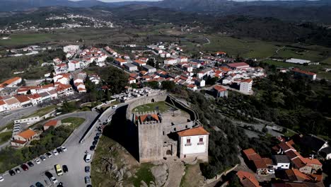 Historisches-Belmonte-Schloss-Mit-Blick-Auf-Portugiesisches-Dorf-–-Luftaufnahme-Von-Oben