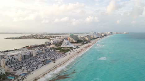 Balnearios-Tropicales-A-Lo-Largo-De-La-Costa-Caribeña-En-La-Ciudad-De-Cancún,-México--Antena