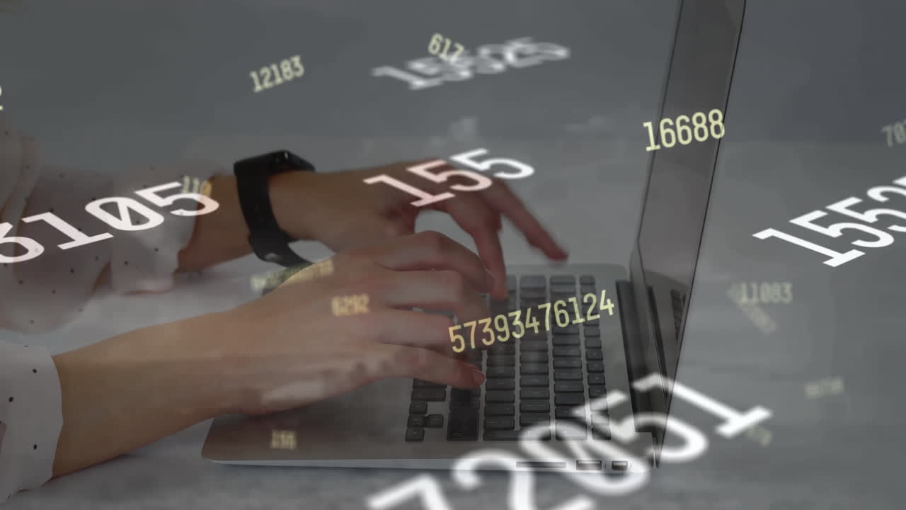 노트북을 사용하는 백인 여성의 손으로 데이터를 처리하는 애니메이션