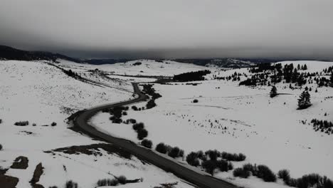 Drohnenaufnahme-Einer-Landstraße,-Die-Im-Winter-Durch-Die-Berge-Führt