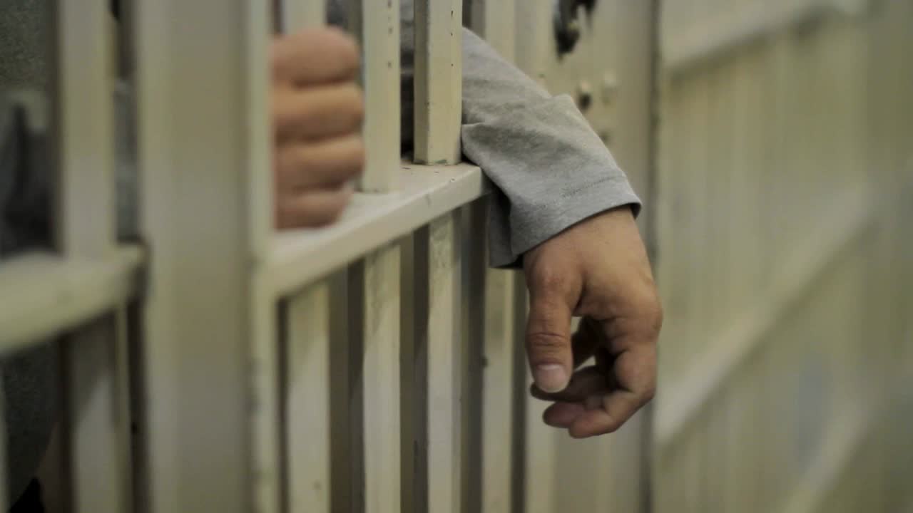 cage de la cárcel de mano cercana