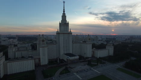 paisaje aéreo nocturno de la ciudad con lomonosov universidad estatal de moscú rusia