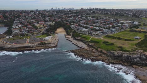 Panorama-Of-Clovelly-Beach-Between-Car-Park-And-Burrows-Park-Sportsfield-At-The-Rocky-Cliff-In-Australia