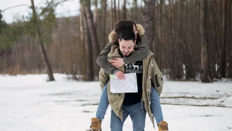 pareja caucásica caminando en un bosque nevado.