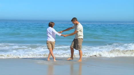 Dulce-Pareja-Jugando-En-La-Orilla-Del-Agua