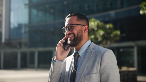 businessman talking on phone in city