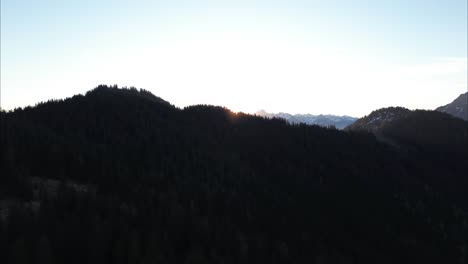 Luftdrohnenflug-über-Wunderschöner-Berglandschaft-Bei-Sonnenaufgang