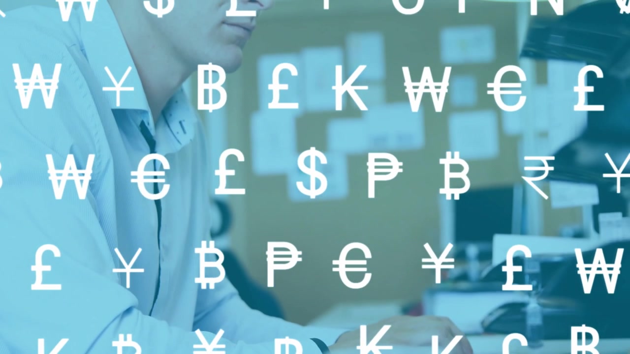 Uomo che digita sulla tastiera in un ufficio finanziario evocando simboli di valuta mentre analizza i dati sul monitor.