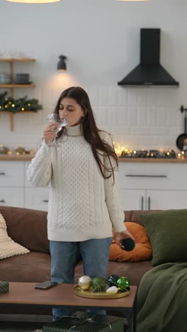 mujer celebrando navidad en su acogedora sala de estar