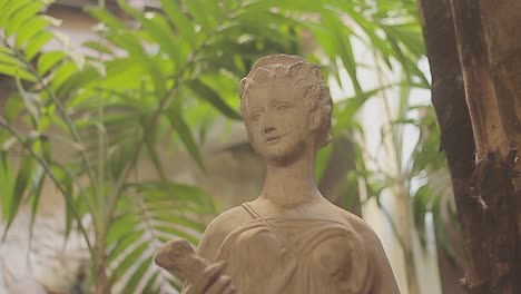 Escultura-De-Una-Antigua-Diosa-O-Ninfa-En-Un-Jardín-Verde