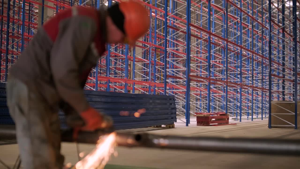 금속 선반과 다른 산업 장비를 갖춘 크고 현대적인 창고가 건설 중입니다.