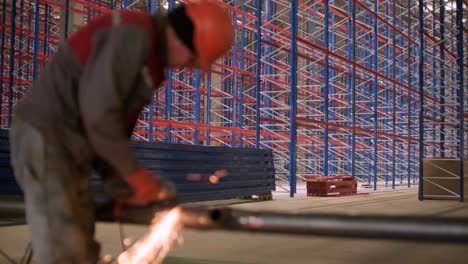 gran y moderno almacén en construcción, con estanterías metálicas y otros equipos industriales.