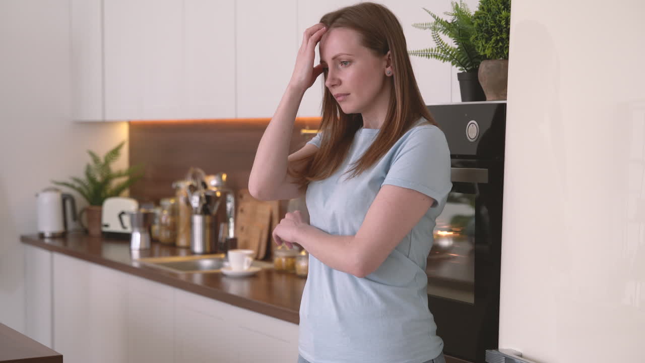 una mujer se muestra muy preocupada o enojada