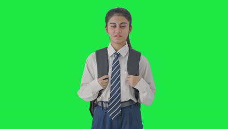 niña de escuela india hablando con la cámara pantalla verde