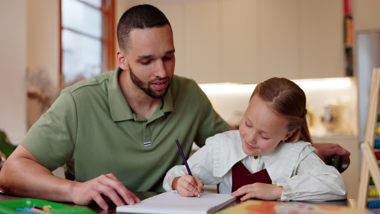 padre ayudando a su hija con los deberes