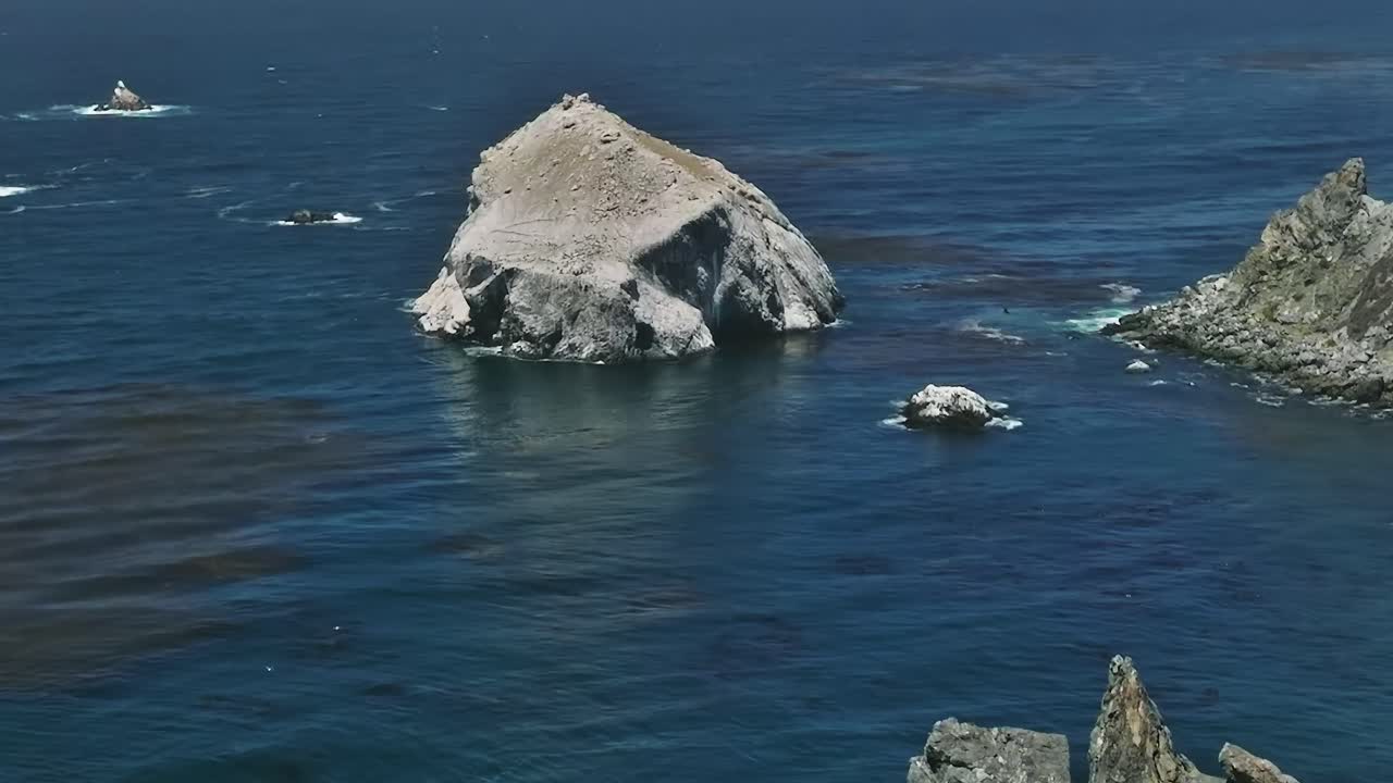 Vista costiera sulle formazioni rocciose e l'oceano in California